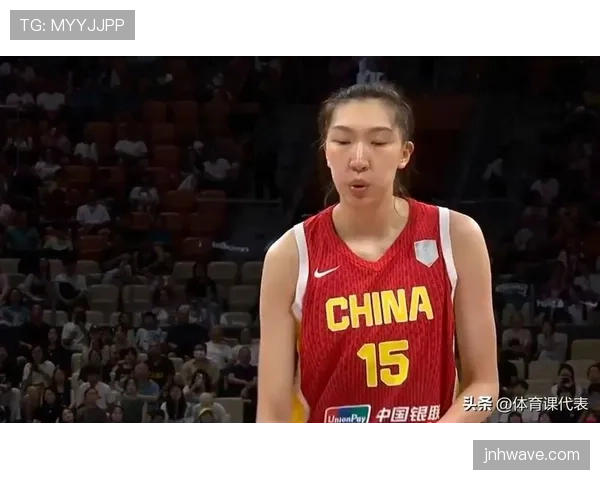 韩旭上场像战神,出机场像走秀,拎的包都能买辆车 韩旭上场像战神,出机场像走秀,拎的包都能买辆车